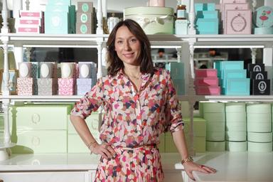 Elisabeth Holder Raberin dans une boutique Ladurée à New York