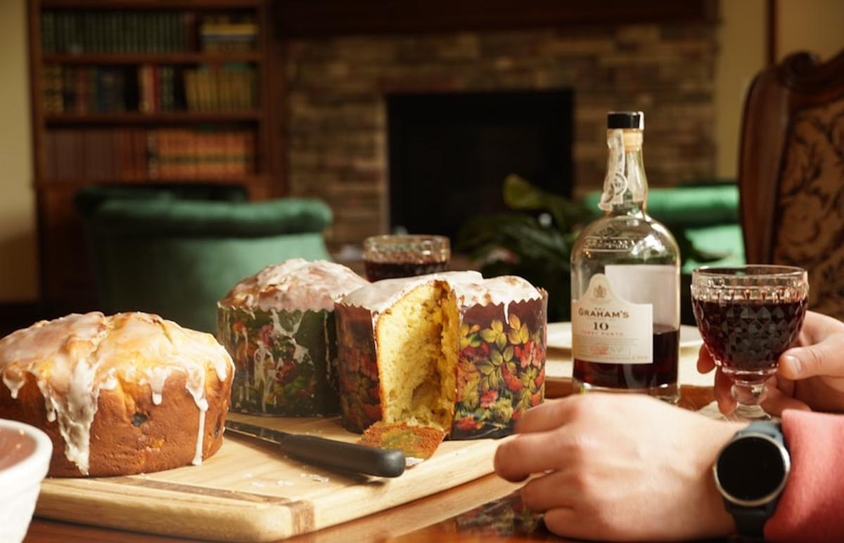 Un homme regardant trois panettone posés sur une table