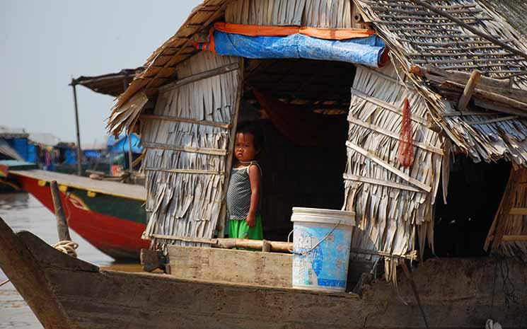 Percheur sur un village flottant