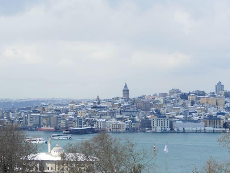 Vue d’Istanbul sous la neige avec la tour de Galata et le Bosphore en hiver