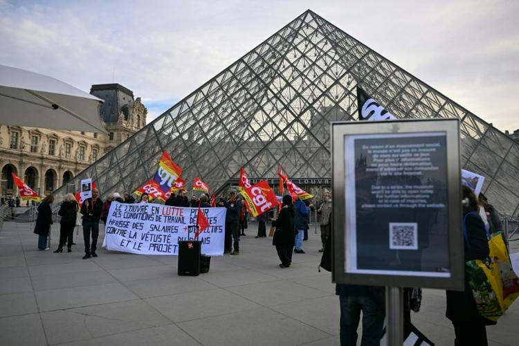 La grève au Louvre reconduite à l'unanimité, la réouverture du musée incertaine