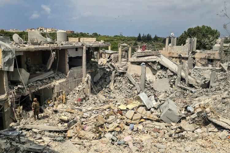 Israël bombarde Tyr après avoir déclaré "zone de combat" une vaste partie du sud du Liban