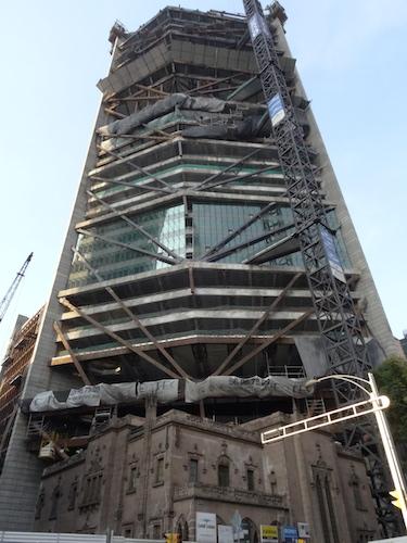 La Torre Reforma, en construction, et la casona rose