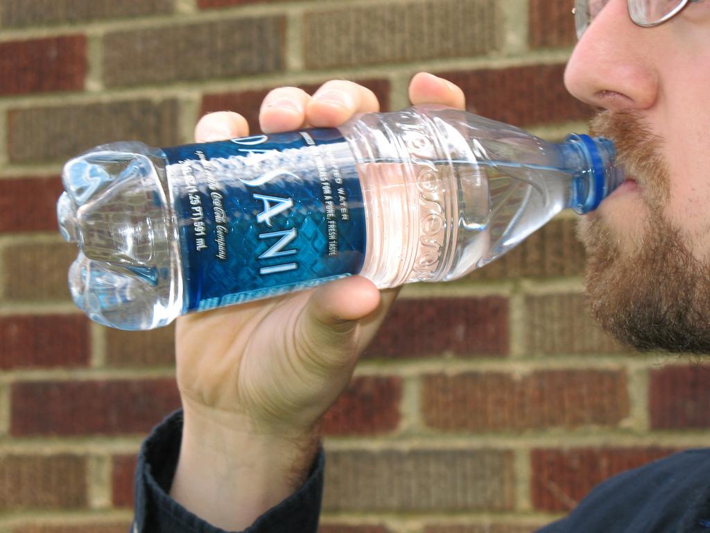 bouteille d'eau - acide - tribunal - sécurité