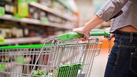 une personne pousse un charriot dans un supermarché à Barcelone