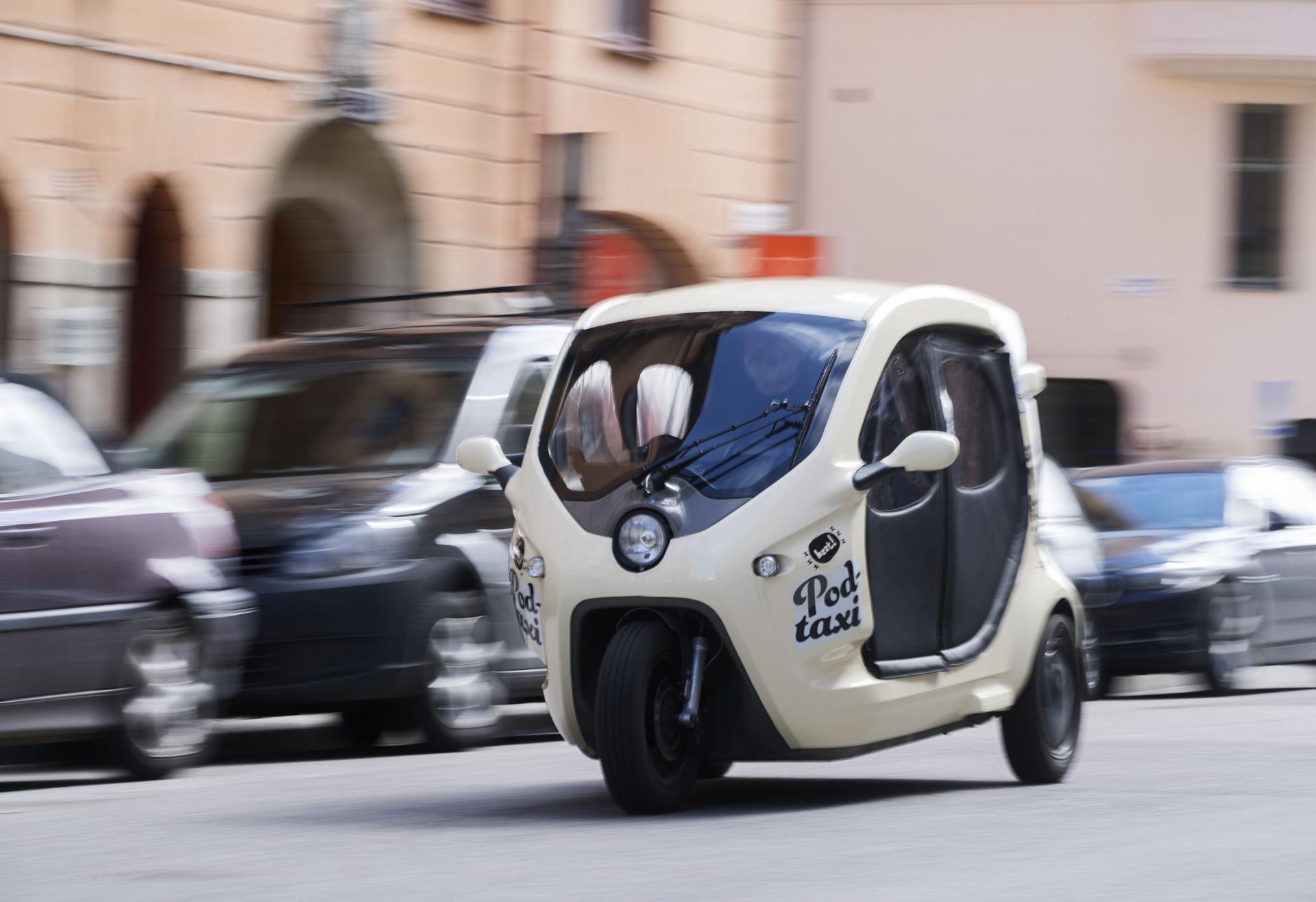 bzzt pod taxi dans la rue de Stockholm