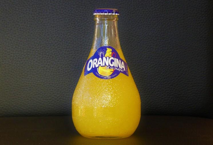 Une bouteille typique d'Orangina