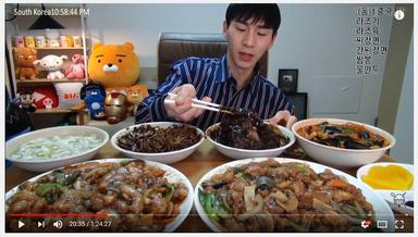 Un youtubeur coréen en plein mukbang