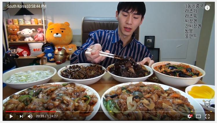 Un youtubeur coréen en plein mukbang
