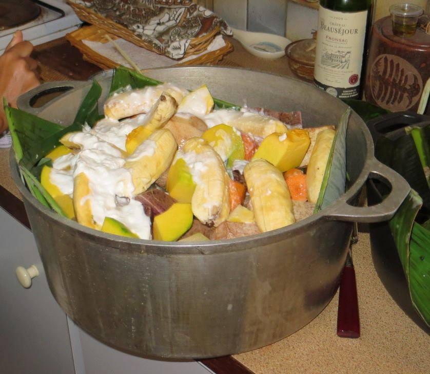 Plat traditionnel kanak de Nouvelle-Calédonie, le bougna enveloppé dans des feuilles de bananier est cuit à l’étouffée dans un four à pierres chaudes.  