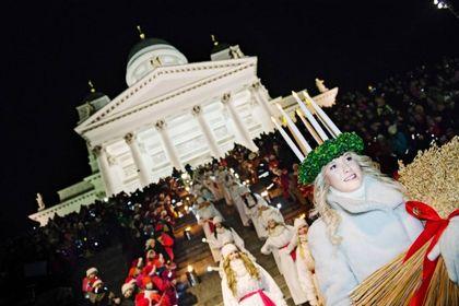 Sainte Lucie fêtée en Finlande, ici la parade devant la cathédrale d’Helsinki