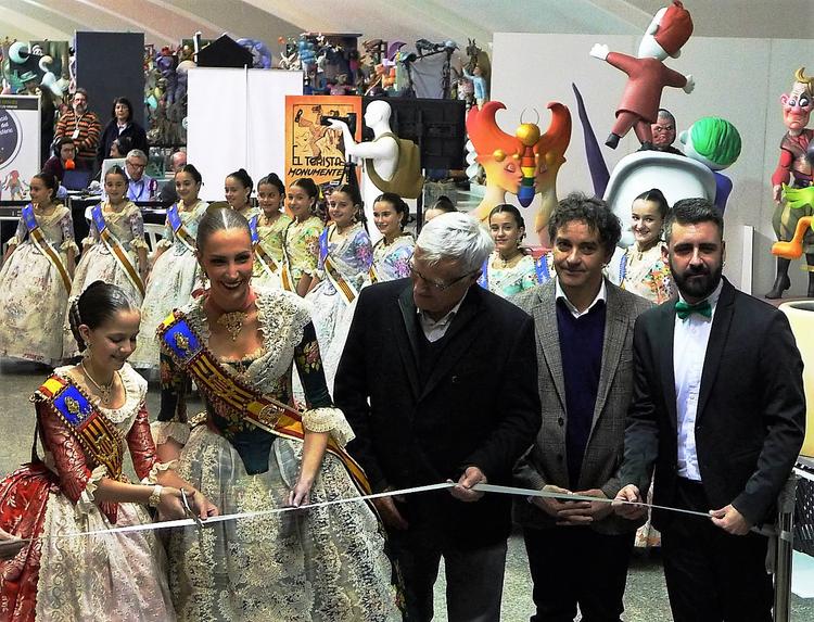 Inauguration de l'exposition par Les Falleras Mayores, le maire Joan Ribo et Pere Fuset