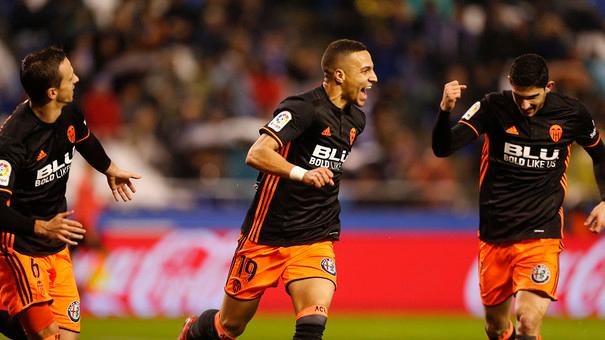 Rodrigo et Guedes, buteurs lors du match Deportivo la Corogne - Valencia CF