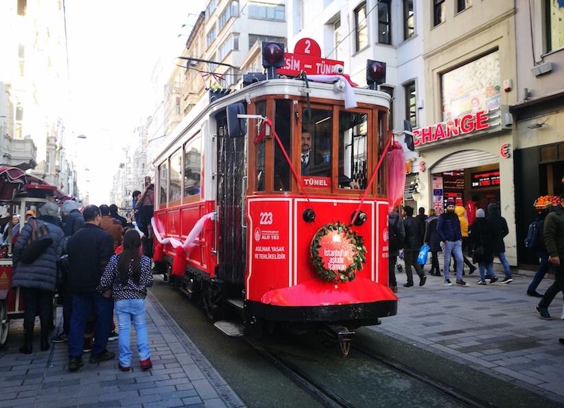 tramway rouge célèbre istiklal istanbul turquie