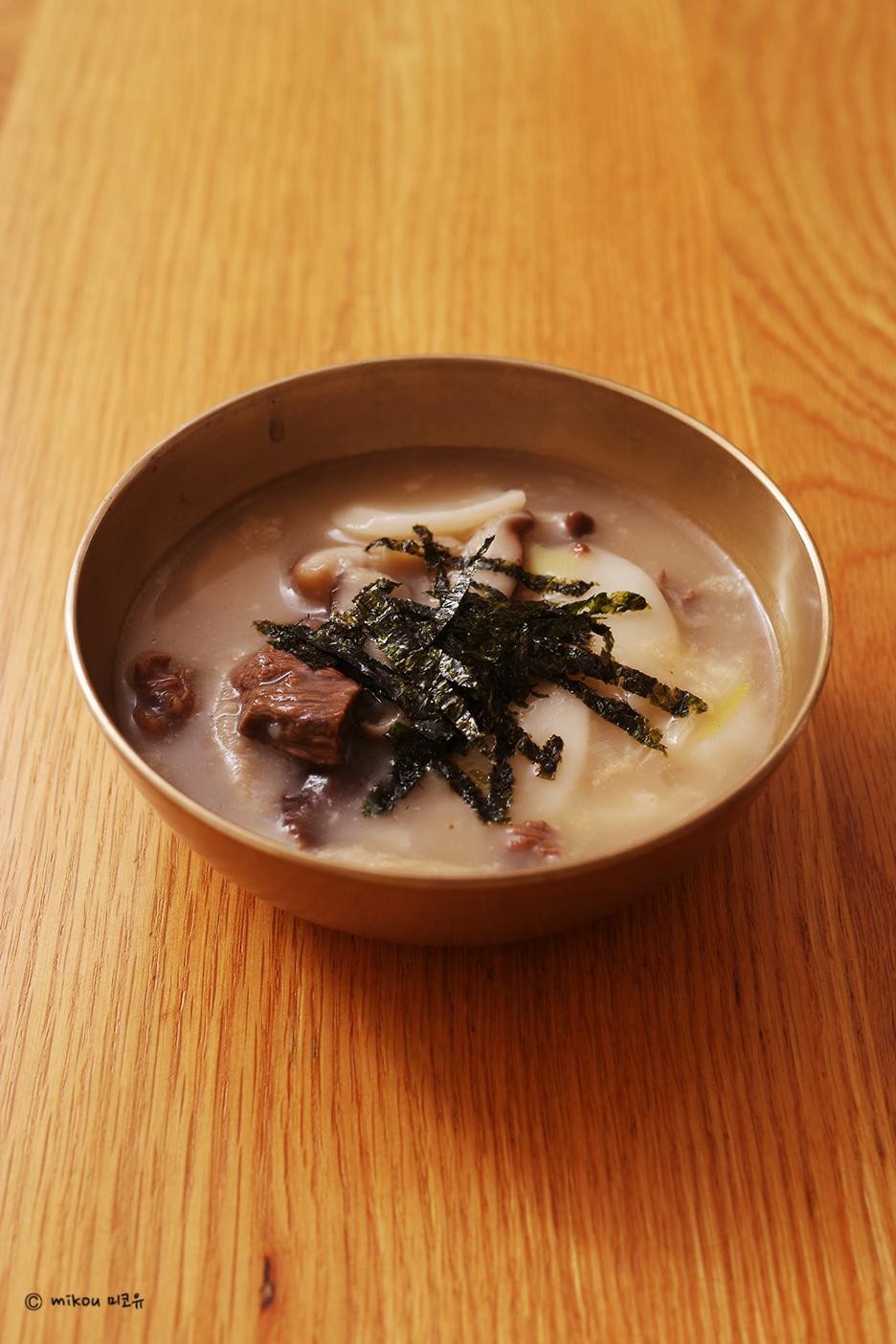 tteokguk recette cuisine coréenne seollal tradition gastronomie diy soupe gâteaux de riz préparation ingrédients