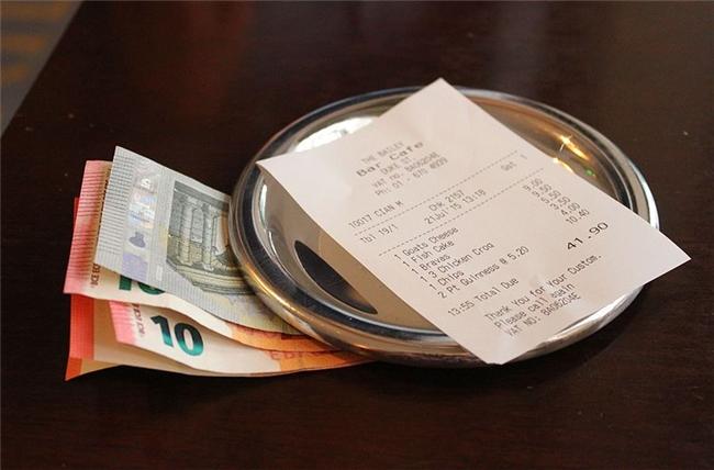 un pourboire avec un ticket en espagne