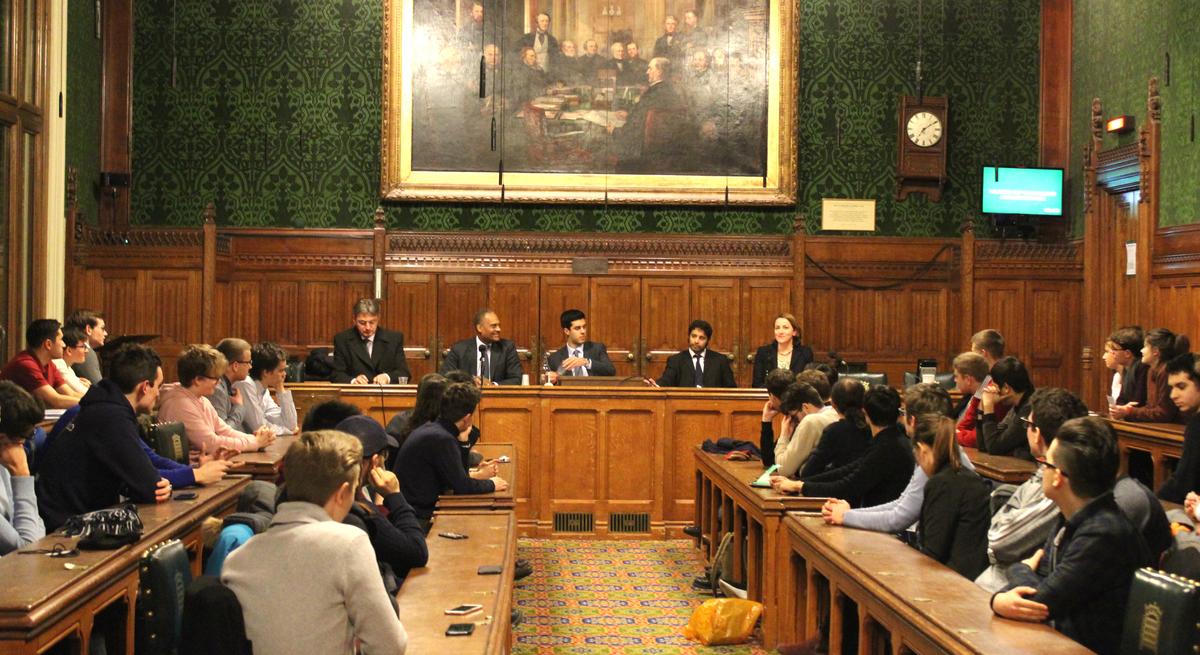 Des étudiants de droite, français et anglais, se rencontrent à Londres au Parlement de Westminster avec des invités de marque