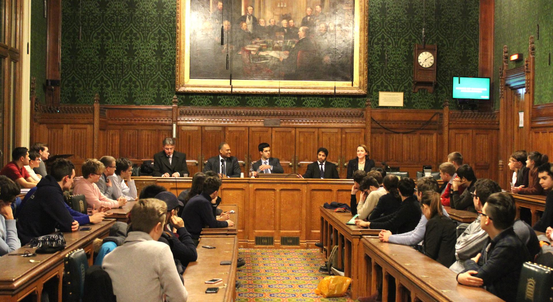 Des étudiants de droite, français et anglais, se rencontrent à Londres au Parlement de Westminster avec des invités de marque