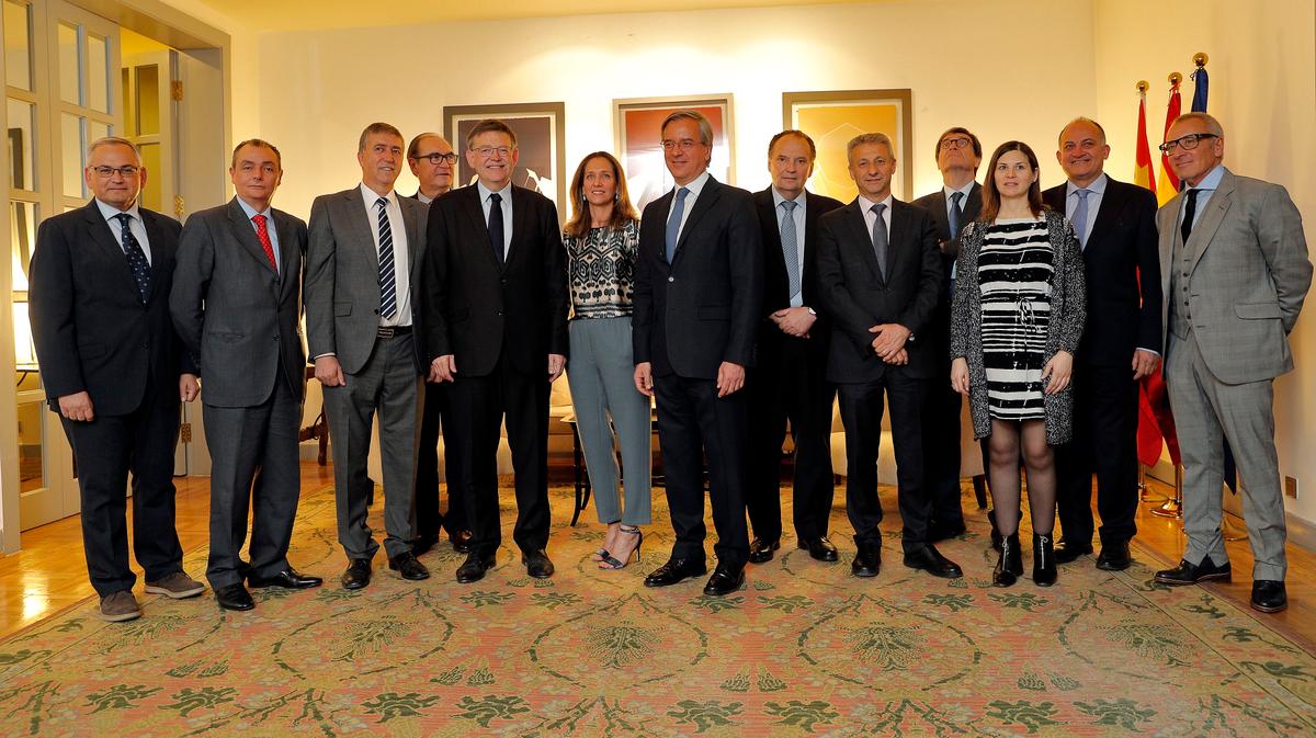 Ximo Puig et la délégation d'entrepreneurs lors de leur visite à l'ambassade d'Espagne à Pékin