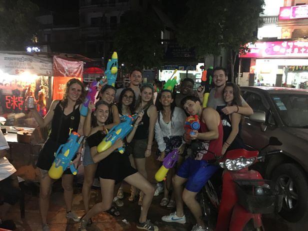 cambodge-actualité-nouvelan-fête-batailled'eau-pistolets-amis-soirée