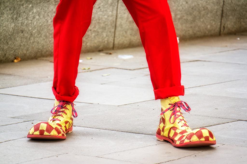 Déguisée en clown, elle le poignarde pendant un rapport sexuel