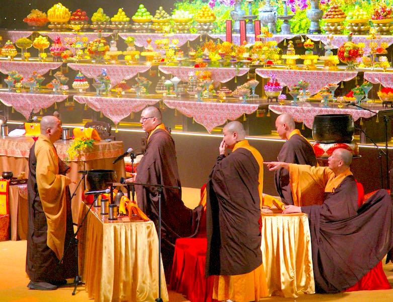 Cérémonie anniversaire bouddha Hong Kong 