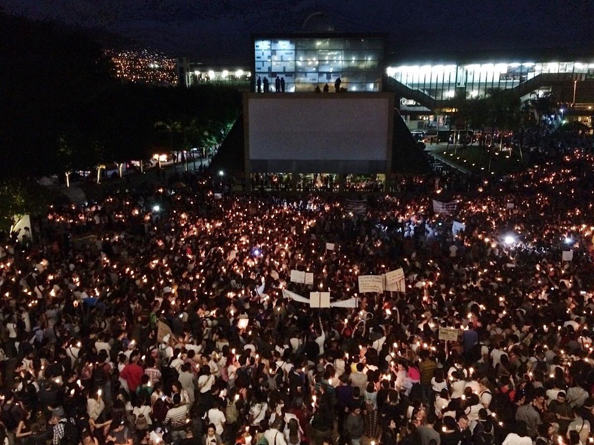 velaton foule medellin assassinats leaders sociaux paix rassemblement union bougies