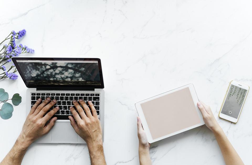 Votre conjoint travaille avec vous et participe à l’activité de votre entreprise : quel statut lui accorder ?