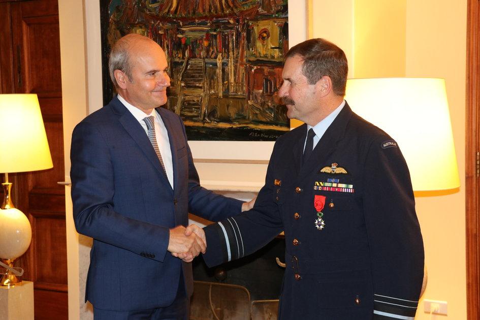 Le 13 septembre 2018, l’Air Marshal Leo Davies, Chef d’Etat Major de l’Armée de l’Air australienne, a reçu les insignes d’officier de Légion d’Honneur des mains de l’Ambassadeur de France en Australie, Son Excellence Christophe Penot.