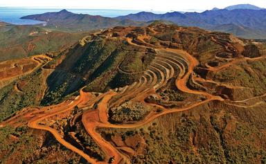 Un conflit dans un centre minier de la Société Le Nickel (Eramet), fermé depuis un mois pour cause de vandalisme et de blocage, s'enlise, pénalisant l'entreprise en difficulté financière, ont indiqué vendredi à l'AFP des sources internes à la SLN.