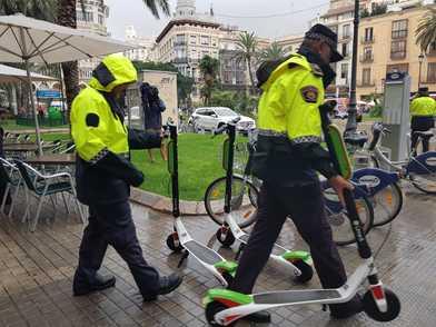 les agents de la PLV retirent les trotinettes de l entreprise lime