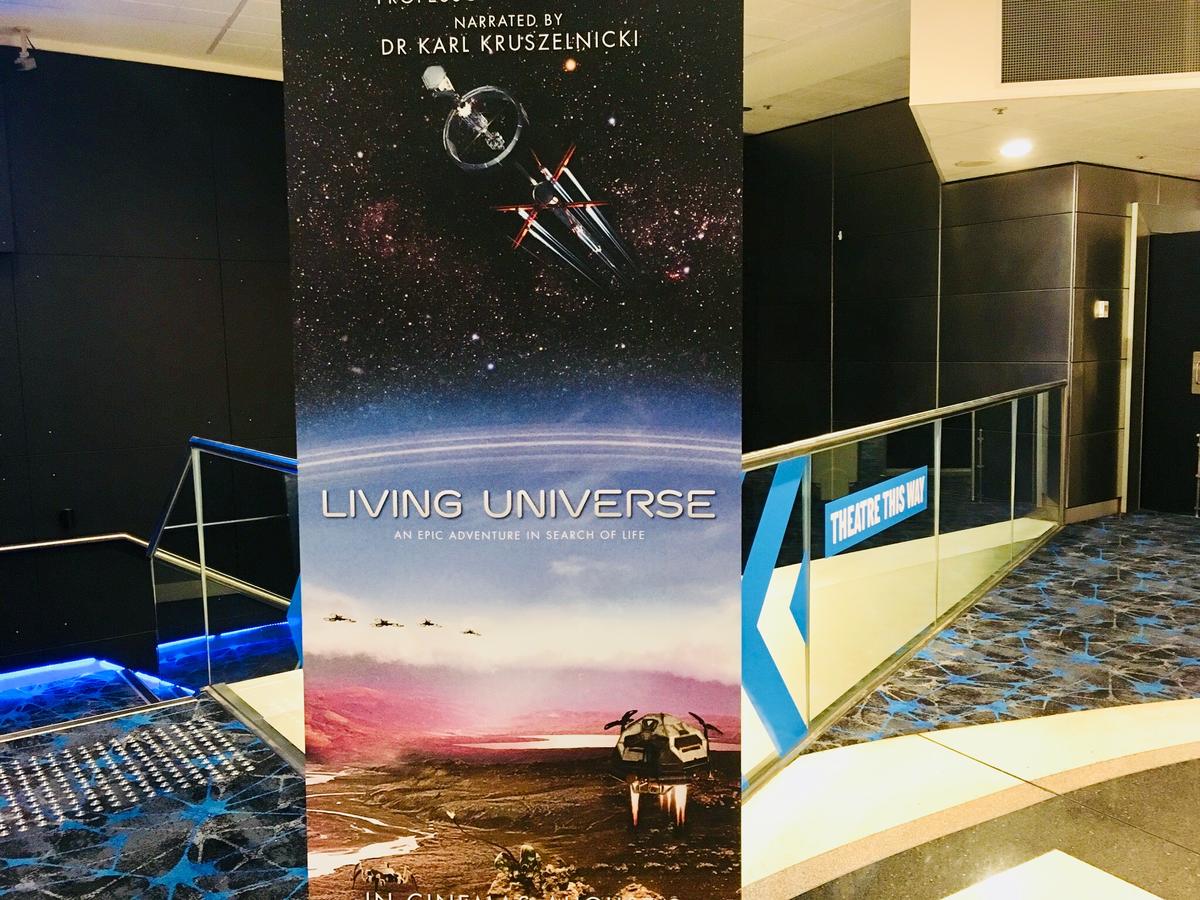 Living Universe docu-fiction australien espace voyage interstellaire exploration découverte exoplanète planète Terre vie intelligente Melbourne Q&A IMAX Karl Kruszelnicki Tamara Davis Jessica Bloom