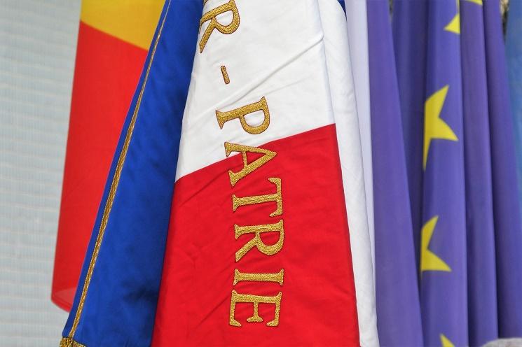 Les drapeau français devant le drapeau espagnol et européen