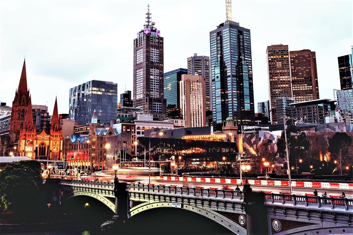 melbourne cbd agression police voiture incendie 