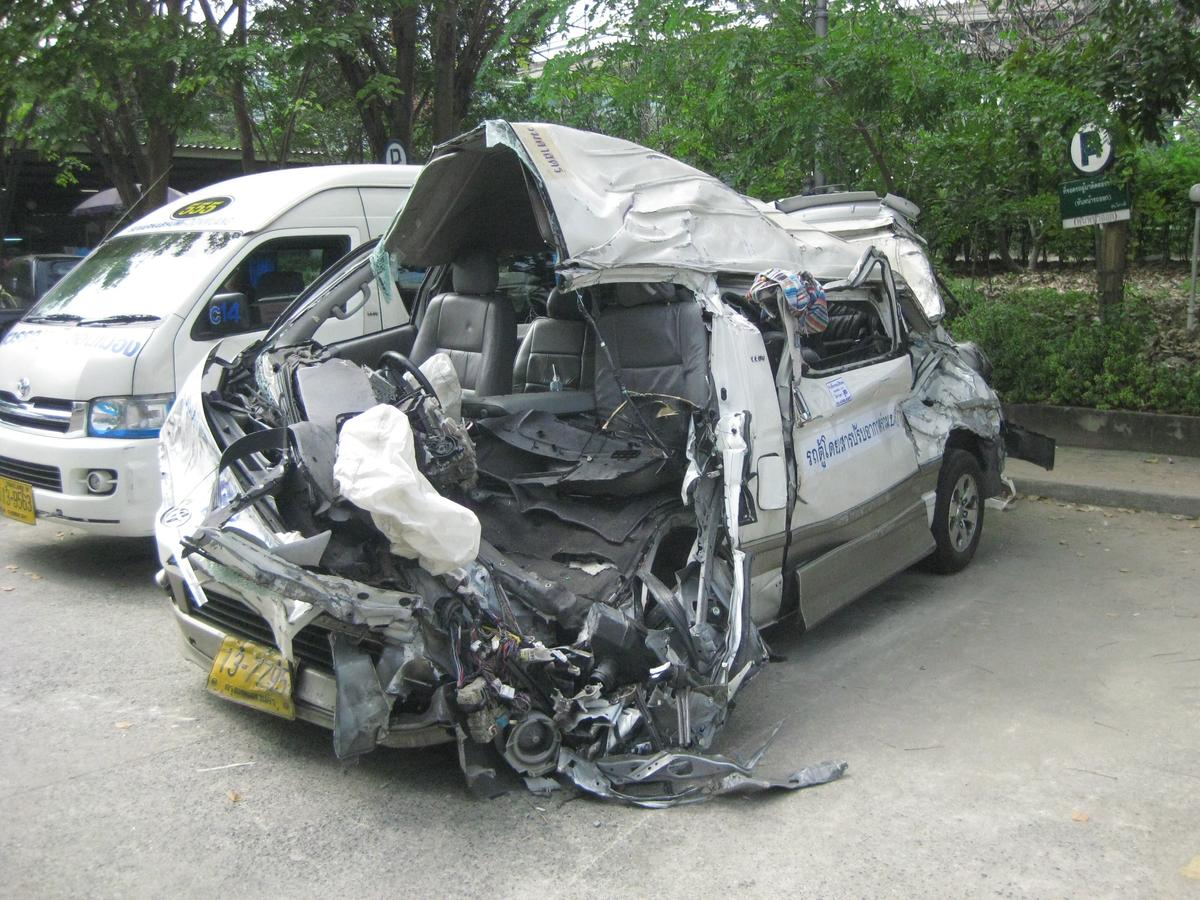 Un van accidente dans un commissariat de police a Bangkok