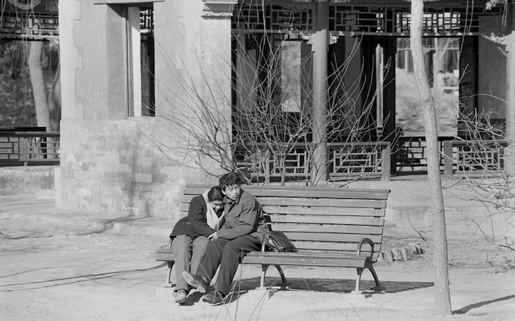 Joseph Fung amoureux sur un banc, Pékin, 1980 copy