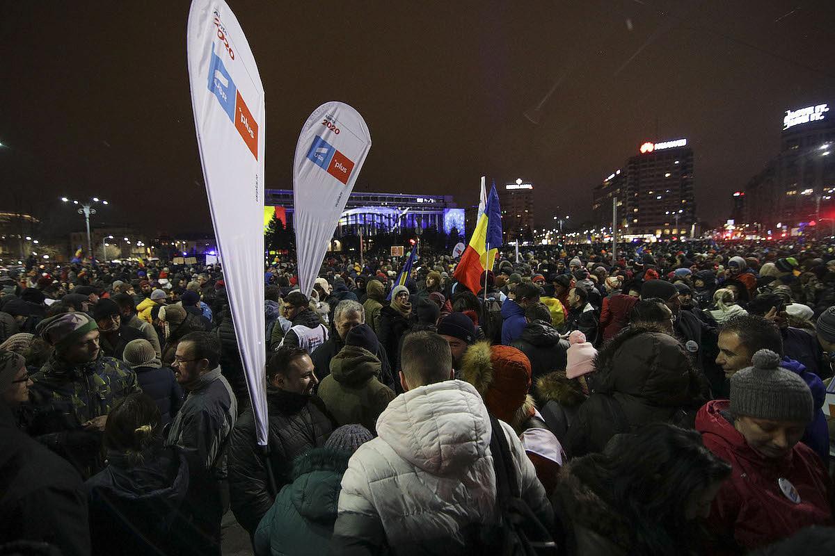 milliers Roumains manifestent défendre état de droit