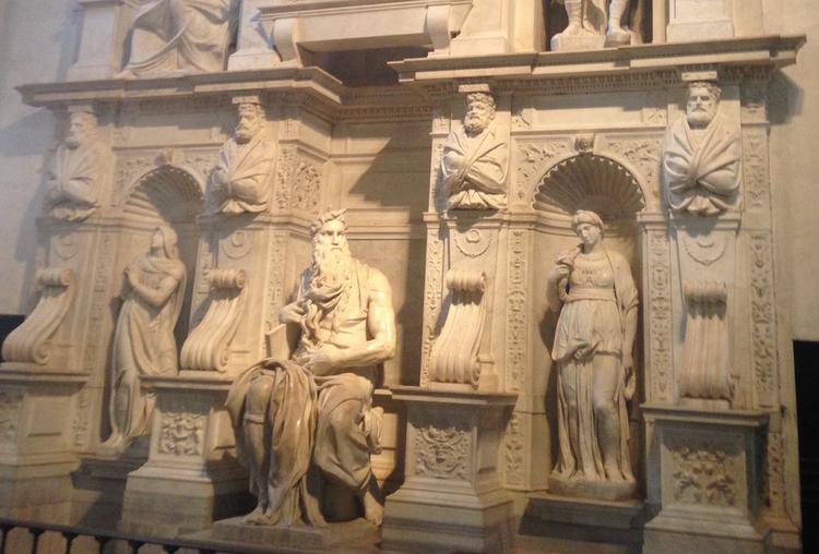 La statue de Moïse (au centre), exécutée vers 1513–1515, intégrée dans le Tombeau de Jules II dans la basilique San Pietro in Vincoli.
