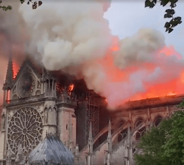 Notre Dame Paris incendie brûle Londres Royaume-Uni deuil monument historique France britanniques 