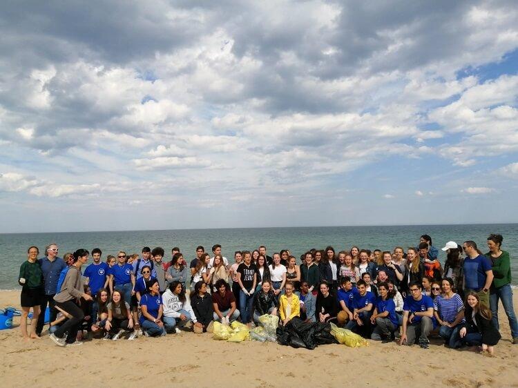 Le groupe de lycéens avant la mise à l'eau de la tortue à Valencia Valence en Espagne