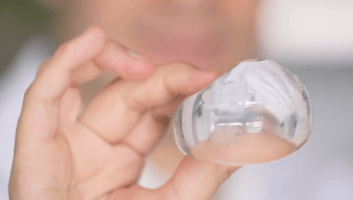 Capsule d'eau comestibles biodégradables distribuées marathon Londres dimanche écologie Royaume-Uni