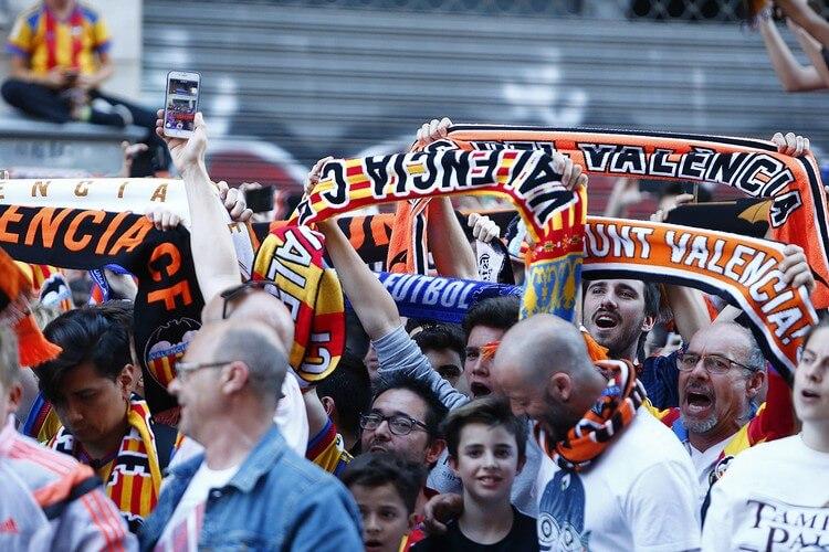 supporters blanquinegros devant mestalla