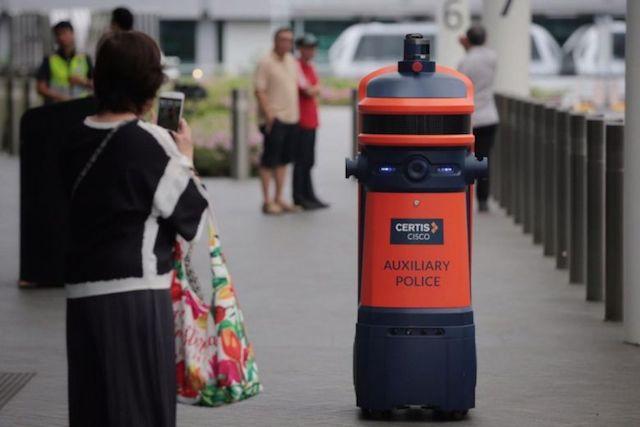 robot policier aéroport Changi Singapour