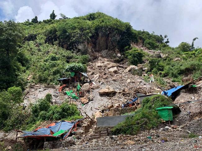 Des maisons apres un glissement de terrain dans le Kayah en Birmanie