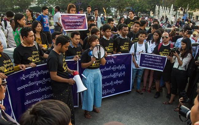 Manifestants réclamant le retour d'internet dans l'Arakan, en BIrmanie