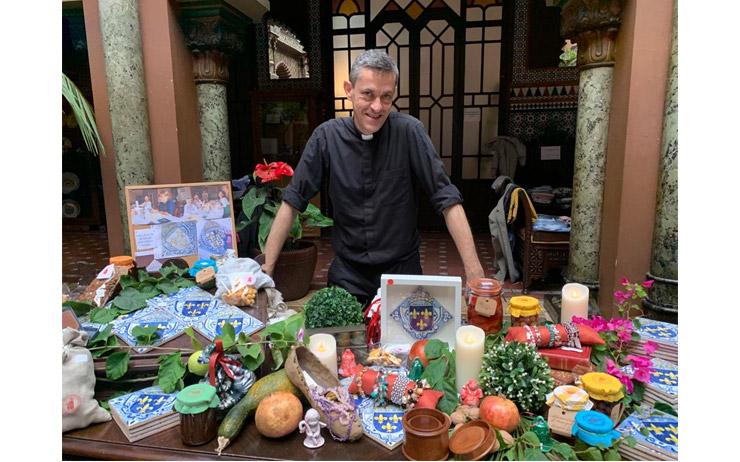 Jour de la kermesse devant des produits en grande partie fabriqués par des paroissiens.