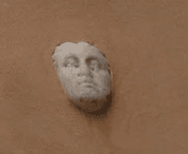 un visage sculpté dans un mur à Rome