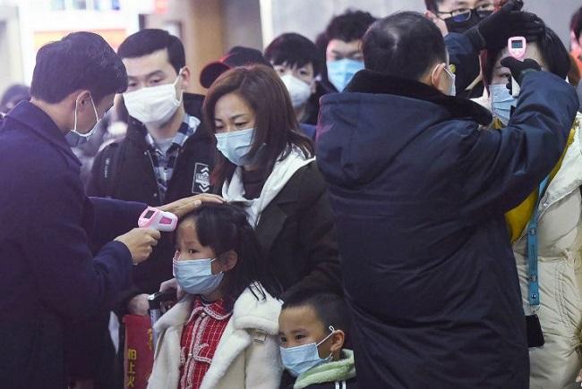 En Chine, test de température dans une gare