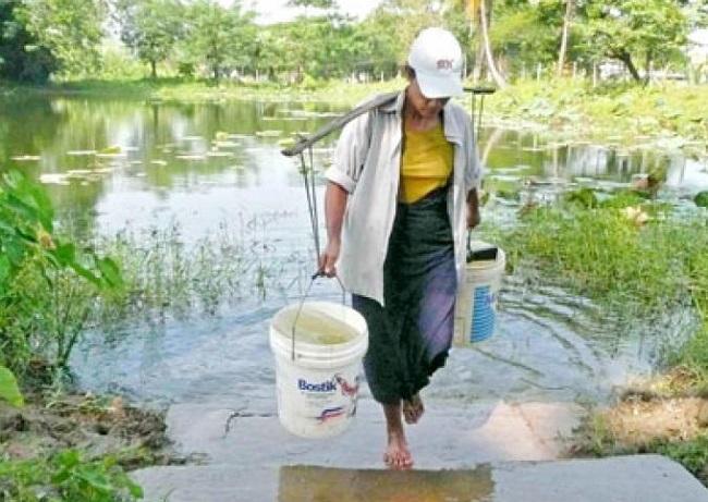 A Seik Gyi Khanaung Toe ou Dala, autour de Yangon, l'alimentation en eau est souvent manuelle et dangereuse