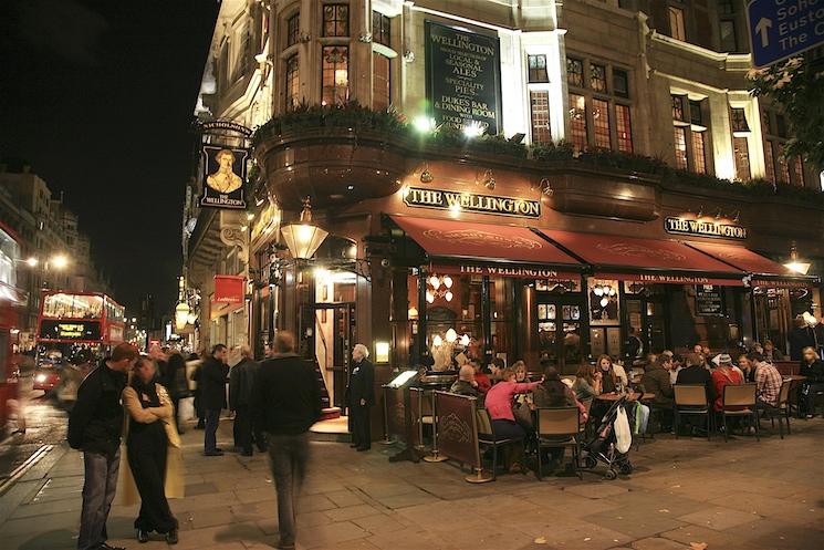 Fermeture pubs restaurants cinéma Londres